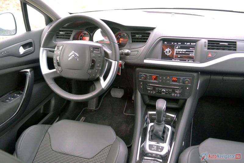 Если разобраться в пугающем количестве кнопок на руле, С5 становится весьма эргономичным. К слову, руль тут особенный – центральная его часть всегда остается неподвижной, вращается только обод. К этому быстро привыкаешь, и это даже начинает нравиться. В любом повороте точно знаешь, что регулировка громкости справа-сверху