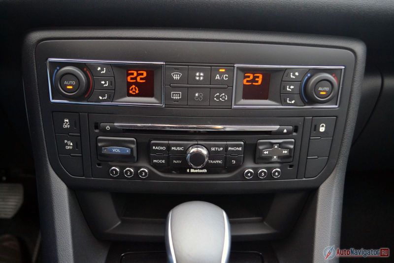 Климат-контроль по-настоящему двухзонный. То есть можно выбирать не только разную температуру для водителя и пассажира, но и разные области обдува. Например, водителю дуть в ноги горячим воздухом, а пассажиру - прохладным в лицо.
К управлению музыкой нужно привыкнуть. Громкость регулируется кнопками слева, а не шайбой по центру. Впрочем, это скорее проблема пассажира, у водителя кнопки удобно дублируются на руле. Звучит система неплохо, но и не более того