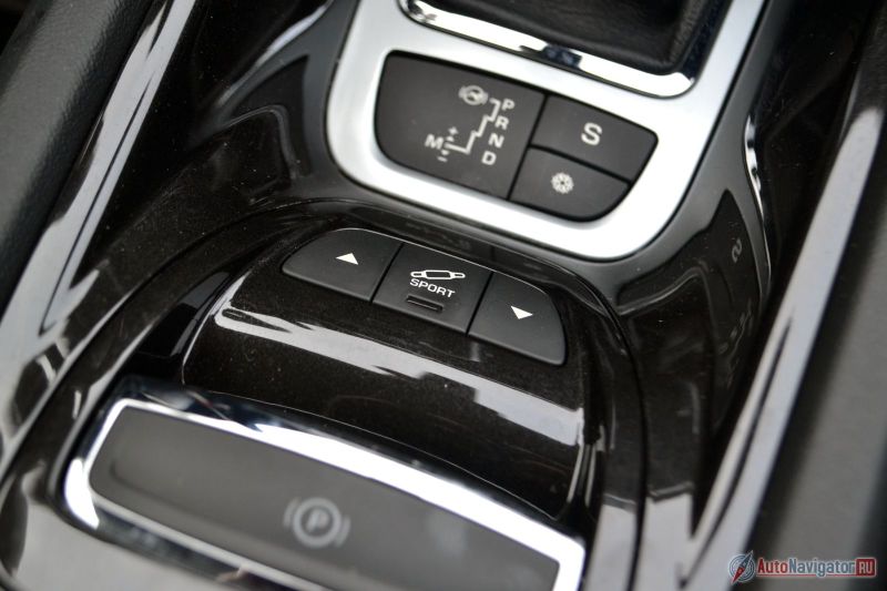 Ручник электрический, а под ним находятся кнопки управления гидропневматической подвеской Hydractive 3 - клиренсом и жесткостью