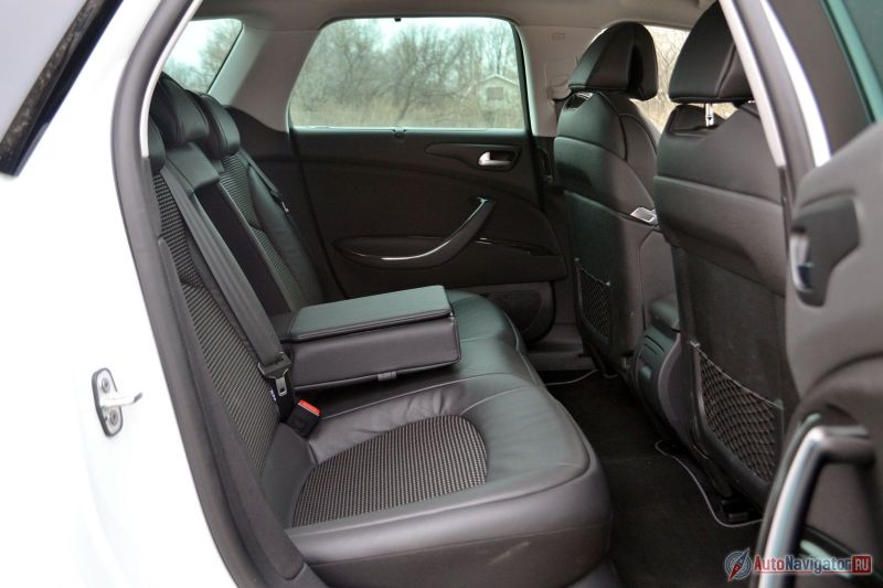 Сзади комфортно и уютно. Дефлекторы встроены в центральные стойки. Подлокотник имеет небольшой бокс для телефонов или мелочи и два подстаканника. А на боковых окнах есть шторки