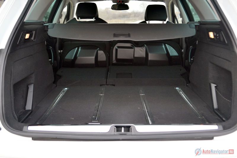 Багажник правильной формы, но не такой большой, как можно было бы ожидать – всего 505 литров. Несмотря на то, что это на 66 литров больше, чем у седана, основным конкурентам Citroen проигрывает. Зато направляющие, крючки, подсветка, розетка и съемный фонарик – несомненный плюс. Лючок для длинномеров тоже имеется, а дверь с электроприводом