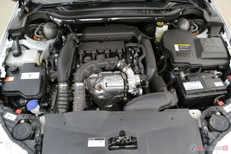 Это 1,6-литровый бензиновый турбомотор мощностью 150 л.с. – базовый для универсалов в целом и для CrossTourer в частности. Есть еще дизели объемом 2,0 и 2,2 литра. Последний выдает внушительные 204 л.с. и целых 450 Нм крутящего момента. Но сегодня не о нем