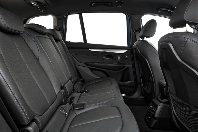 Второй ряд кресел имеет раздельные регулировки спинок и регулировки в продольном направлении