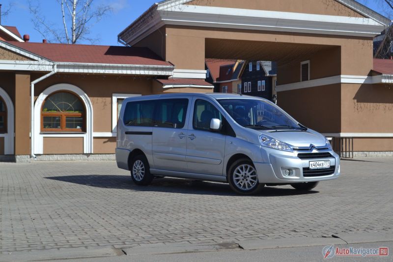 Jumpy имеет сдвижные двери с обеих сторон, что заметно упрощает и ускоряет высадку пассажиров