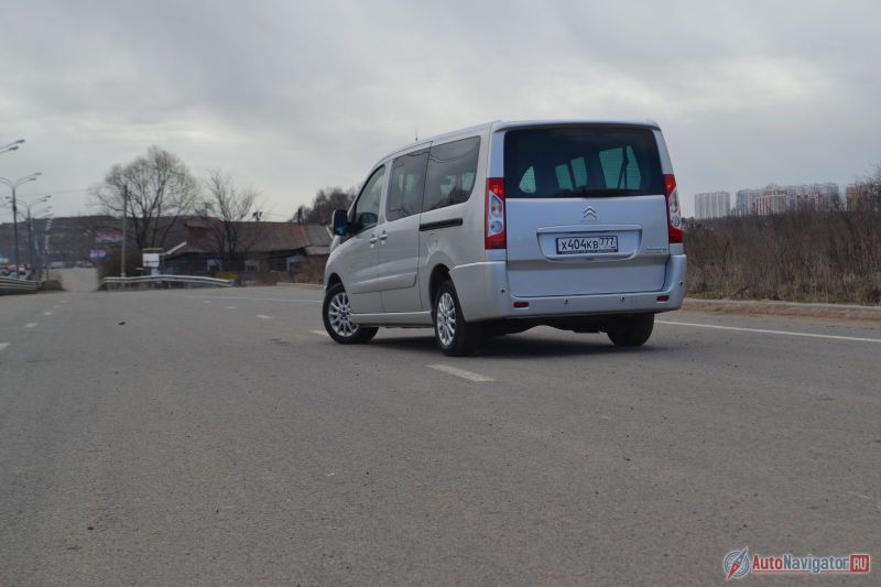 Сзади выглядит еще более скучно и неинтересно, чем спереди