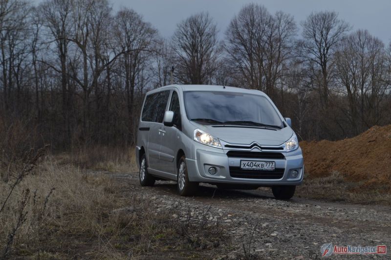 Дорожный просвет невелик – кочку можно запросто срезать защитой, но бампера подняты намного выше, так что проблем с бордюрами не будет