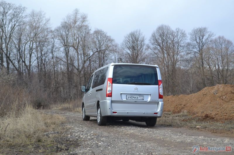 Парктроник есть только сзади. Край капота из за руля не виден, так что нужно или привыкать к габаритам, или перестраховываться