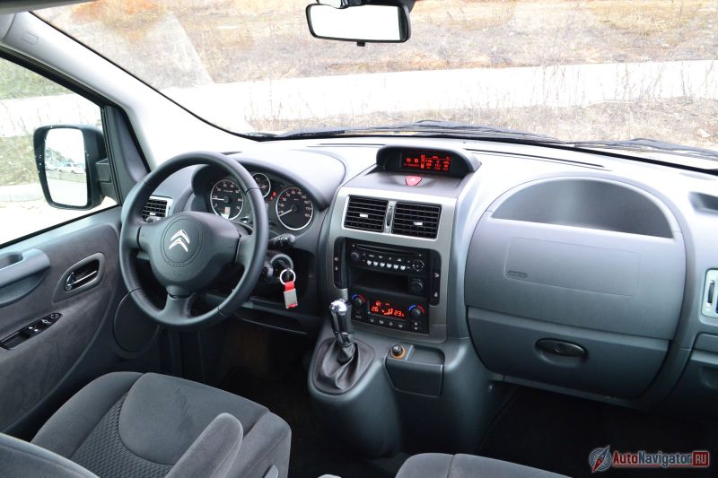 Эта максимальная комплектация. Единственная опция, которой тут нет – цветной дисплей с навигацией и другой музыкой. Но даже в топовой версии смотрится салон весьма и весьма бюджетно