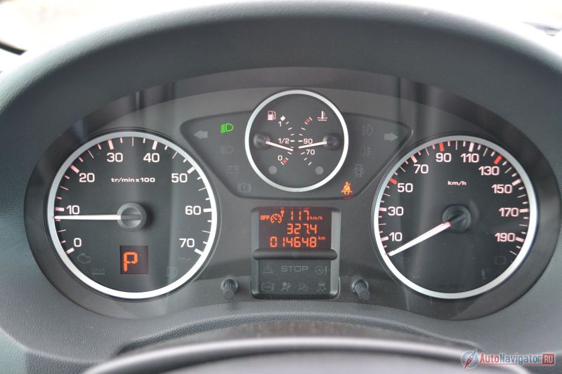 Приборная доска – сама простота. Однако читаются приборы на ура