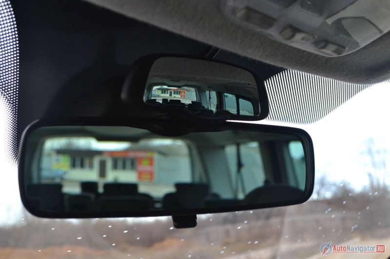 Панорамное салонное зеркало над обычным – находка. Удобно наблюдать за пассажирами, не выворачивая голову и не кося глаза