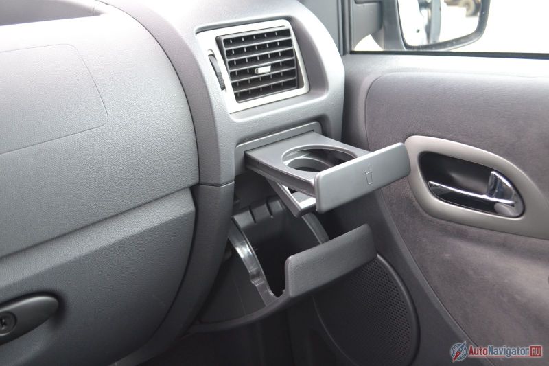 Подстаканники и дополнительные кармашки у водителя и пассажира отдельные. Правда, пользоваться одновременно и тем, и другим весьма проблематично