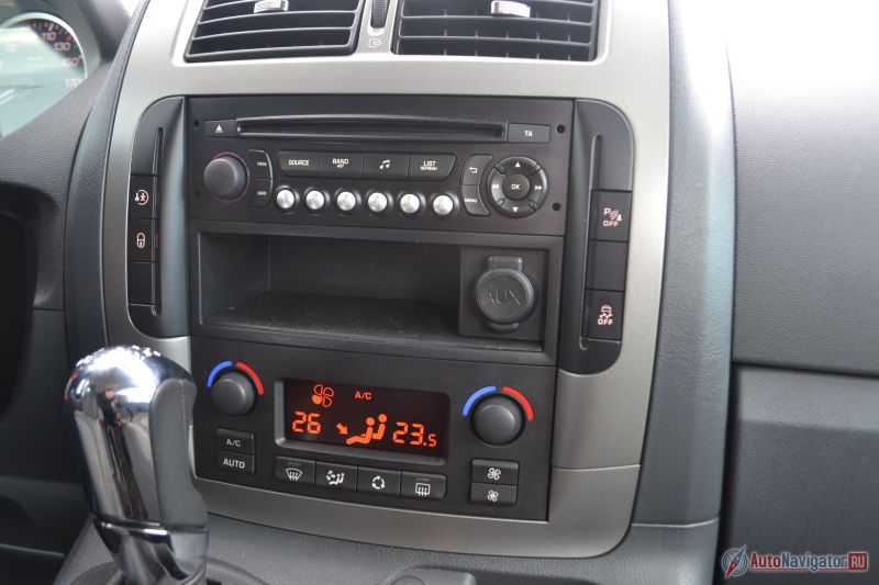 В середине центральной консоли есть ниша. Смотрится она неэстетично, но в реальной жизни хорошо пригождается, чтобы положить туда мобильный, например, когда он заряжается (AUX и USB справа рядом). Снизу ниша прорезинена, так что ничего не скользит