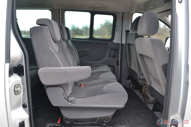 Подлокотники есть только у крайних пассажиров второго ряда. На третьем ряду есть небольшие выштамповки в салонных панелях