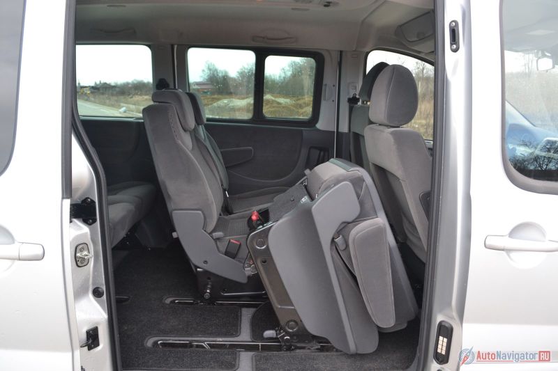 Чтобы пробраться на третий ряд, сиденье нужно откинуть. Алгоритм простой, но усилия прикладывать нужно. Для взрослого этого не проблема, а вот ребенку будет тяжело