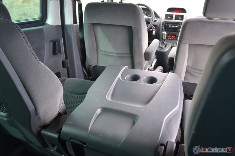 Складывая спинку среднего сиденья, получаешь широкий подлокотник с большими подстаканниками. Но, не будь выштамповок в пластике, получился бы еще столик, и было бы гораздо лучше