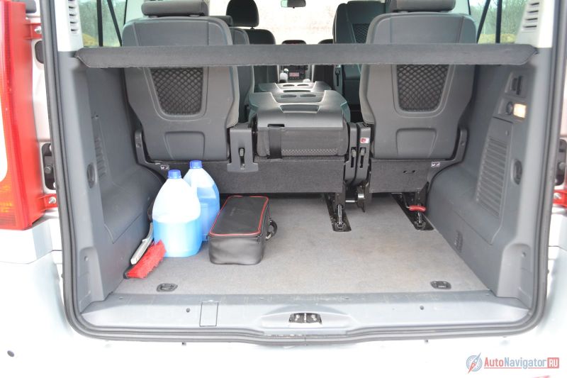 Несмотря на три полноценных ряда сидений (а сиденья на втором и третьем ряду абсолютно одинаковы), багажник существует. Восемь чемоданов, конечно, не поместятся, но 553 литра – приличный объем