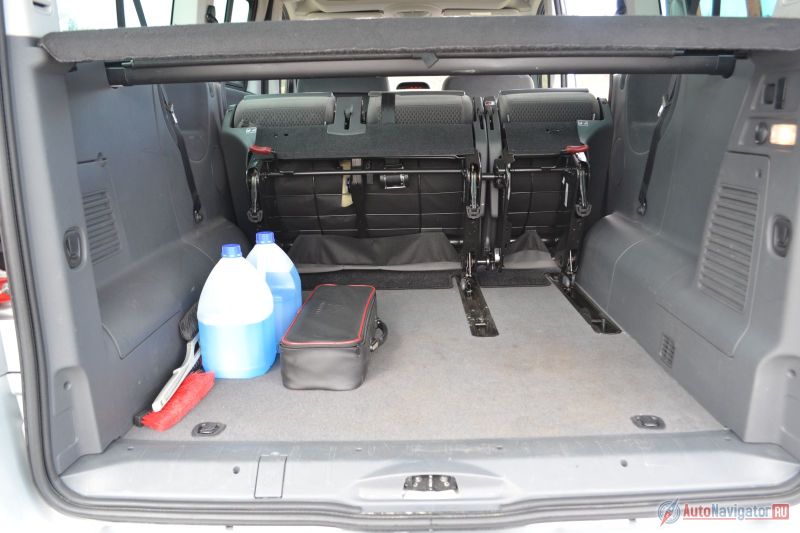 Если объем багажника нужно увеличить, третий ряд можно откинуть вперед. Пол при этом будет ровный – петли спрятаны в направляющие, а не торчат из пола