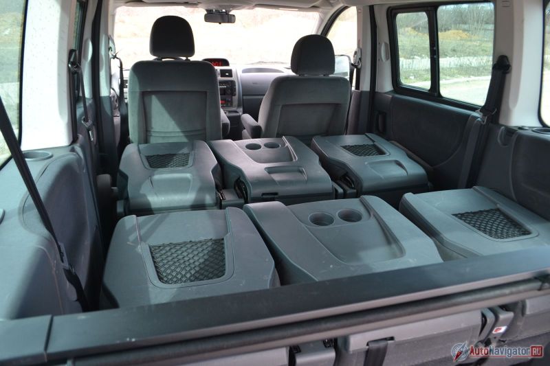А если, например, нужно перевезти что-то длинное или габаритное, можно сложить спинки всех сидений в салоне и получить относительно ровную поверхность. Вот тут, кстати, пластик с оборотной стороны спинок очень уместен. Не нужно переживать за испачканную или порванную ткань сидений. Пластик хорошо переносит царапины и легко моется
