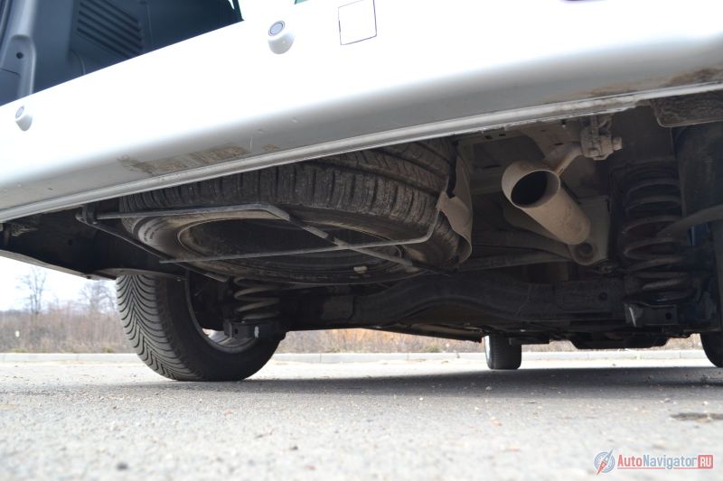 Запаска под днищем. Хорошо, что вообще есть