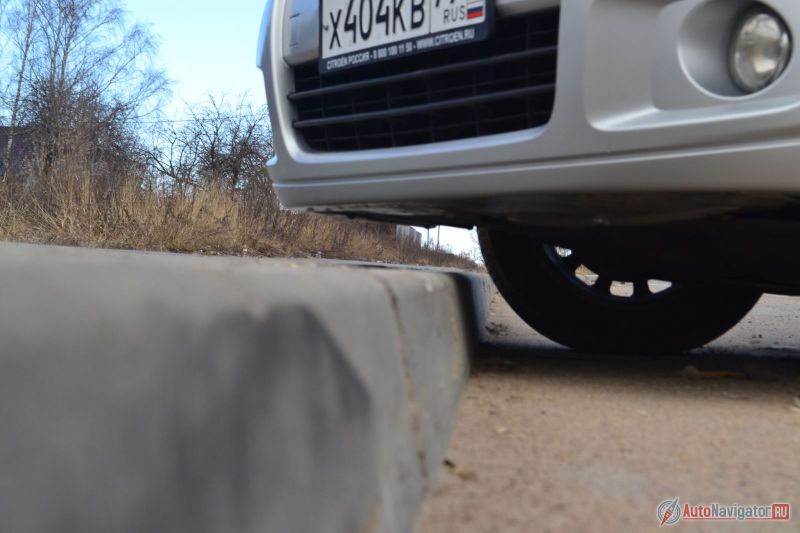 Запас высоты под бампером есть почти всегда, хотя картер двигателя находится намного ниже. Так что, несмотря на высокую посадку, не стоит думать, будто едешь на внедорожнике