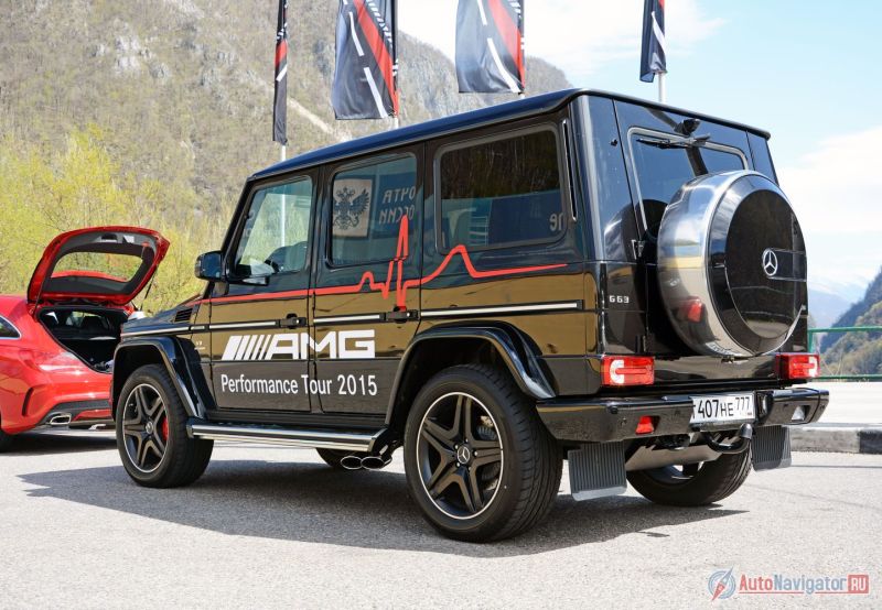 Конструкция рамная, дверной проём небольшой. Садиться нужно, взбираясь