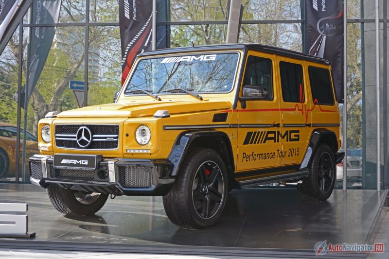 После очередного обновления G-класс можно купить в целой серии ярких цветов. Вот один из вариантов