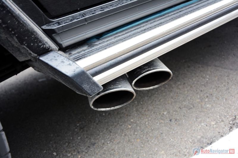 Трогаешься, и кузов неуклюже вываливается на дорогу под умопомрачительный аккомпанемент патрубков выхлопной системы, выходящих прямо под заднюю дверь. Именно через них ярче всего ощущаешь всю мощь 544-сильного мотора V8 с двумя турбинами в 5.5 литра и 760 Нм момента