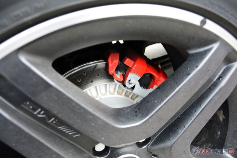 Тормоза хотя и выглядят внушительно, но замедленее слабое, через силу. Еще бы! Осаживать более чем три тоны…