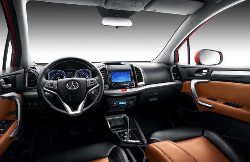 Интерьер может похвастаться качественной сборкой, цветным сенсорным экраном и двухцветной псевдокожей