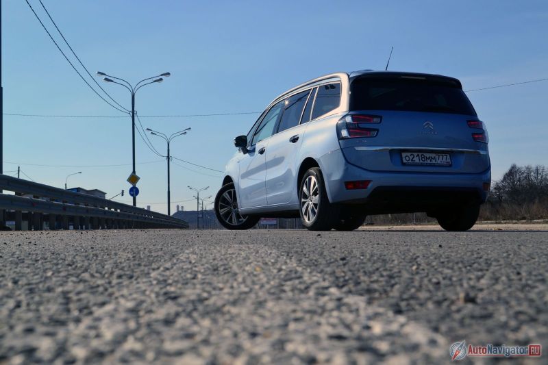 Сзади Grand C4 Picasso хоть и не красавец, но хотя бы интересен. И все же, как по мне, так можно было бы оставить фонари от пятиместного C4 Picasso, они интересней и элегантней