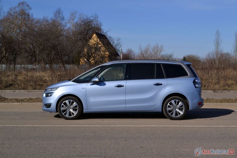 В профиль большой «Ситроен» действительно выглядит большим. От этого никуда не деться, шкафообразная форма для минивэна, как и для фургона, крайне необходима