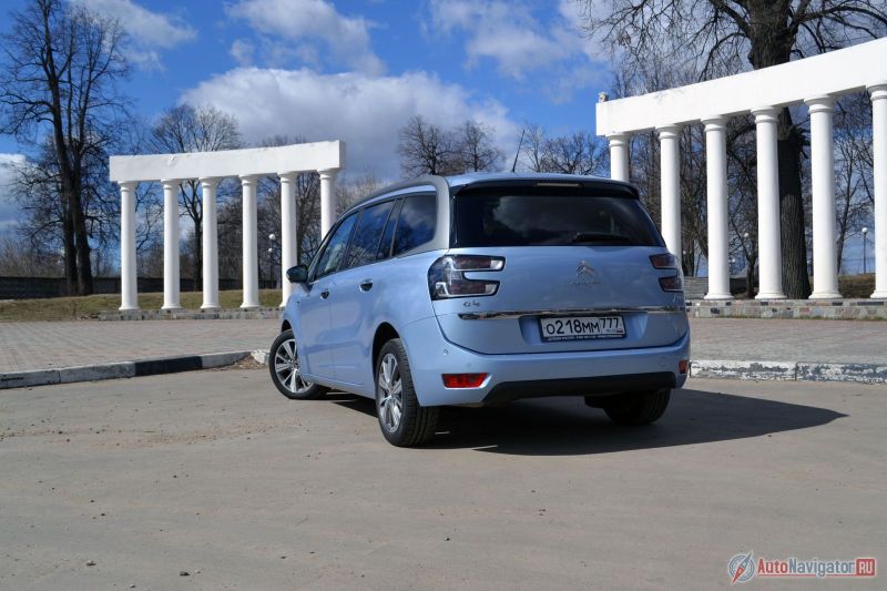 Для Grand C4 Picasso доступно восемь цветов, но этот светло-голубой, пожалуй, самый приятный. Есть еще белый и много оттенков серого