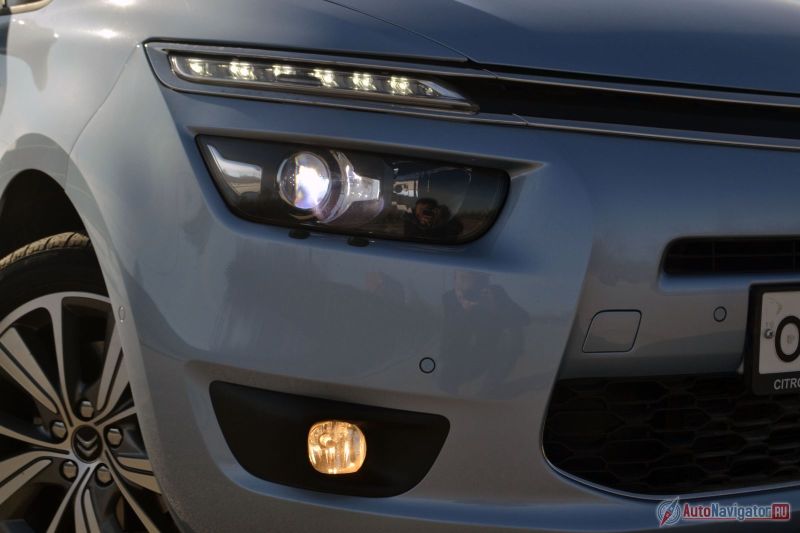 Сверху светодиодная «бровь», чуть ниже ксеноновые «глаза», а снизу самые обыкновенные противотуманки. От верхних свет белый, от нижних – желтый. Если бы туманки были светодиодными, смотрелось бы лучше, да и освещенности пошло бы только в плюс