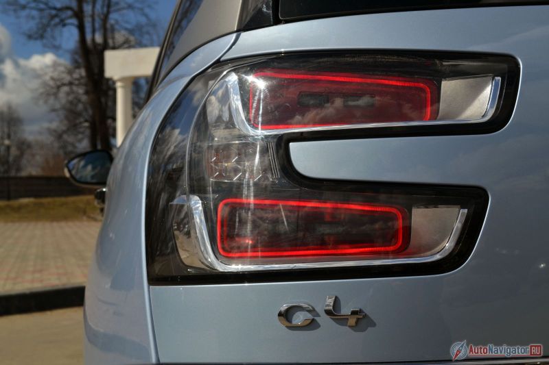 Задние 3D-фонари играют сугубо эстетическую роль