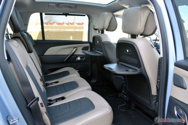 Сзади три одинаковых полноценных сиденья, центрального тоннеля на полу нет, так что расположиться втроем сзади реально можно. Оборотной стороной такой компоновки является отсутствие подлокотника и трущееся о дверь плечо или детское сиденье на крайних местах