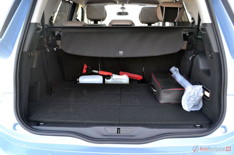 Объем багажника - 645 литров. Если разложить третий ряд сидений, тесно придется и тем, кто сидит сзади, и чемоданам