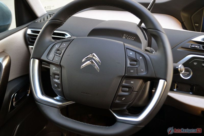 12 кнопок и четыре барабанчика – на первый взгляд все сложно, но они удачно сгруппированы и никакой путаницы не возникает. Отличный руль