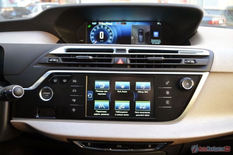 Верхний монитор высокочеткий с диагональю 12 дюймов, как у S-класса. Центральный экран поменьше и сенсорный. Вокруг несколько основных сенсорных клавиш. Реальной кнопкой включается только «аварийка»
