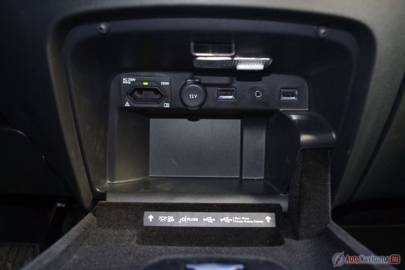 Для девайсов выделен отдельный бардачок. Можно поставить телефон или планшет на подзарядку, закрыть бокс и никаких лишних проводов в салоне не будет