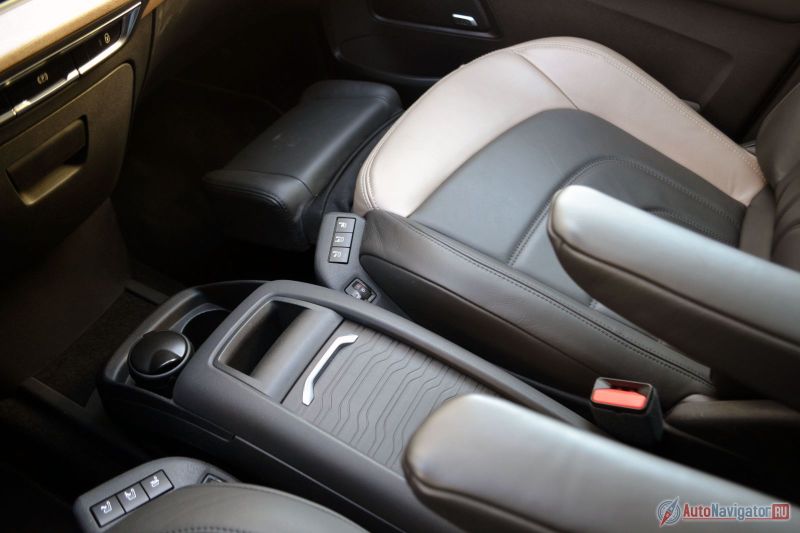 Подлокотники раздельные и регулируются почти как на Range Rover. Так как селектора КПП нет, между сиденьями обосновался глубокий бокс для всякой всячины. Вообще, с разного рода объемами в машине проблем не наблюдается