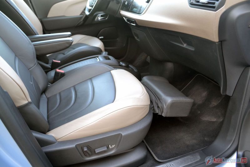 Оттоманки для ног переднего пассажира нет даже в роскошных люксовых седанах, а в Citroen есть. Она с электроприводом, ее можно регулировать или совсем убрать