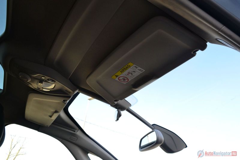 Фишка многих «Ситроенов» - панорамное ветровое стекло, переходящее в крышу. Отодвинул солнечный козырек до упора назад и сидишь, как в кабриолете, сдвинул вперед и ты снова в обычной машине, чтобы можно было укрыться от солнца