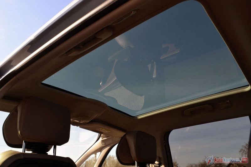 Стеклянная панорамная крыша огромна. Жаль, нет сдвижной секции. Зато есть шторка с электроприводом