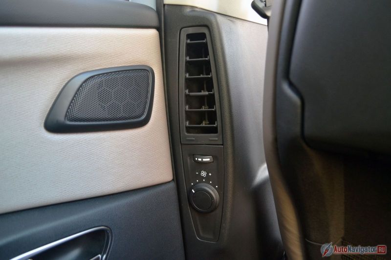 Задних пассажиров не только не обделили дефлекторами, но еще и снабдили регулировкой скорости обдува. А вот температурой в салоне командуют те, кто спереди