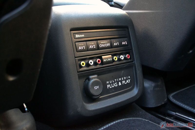 Мультимедийная система для задних пассажиров выглядит многообещающе, но USB-носители она не читает, по Bluetooth не коннектится, так что толку от нее мало