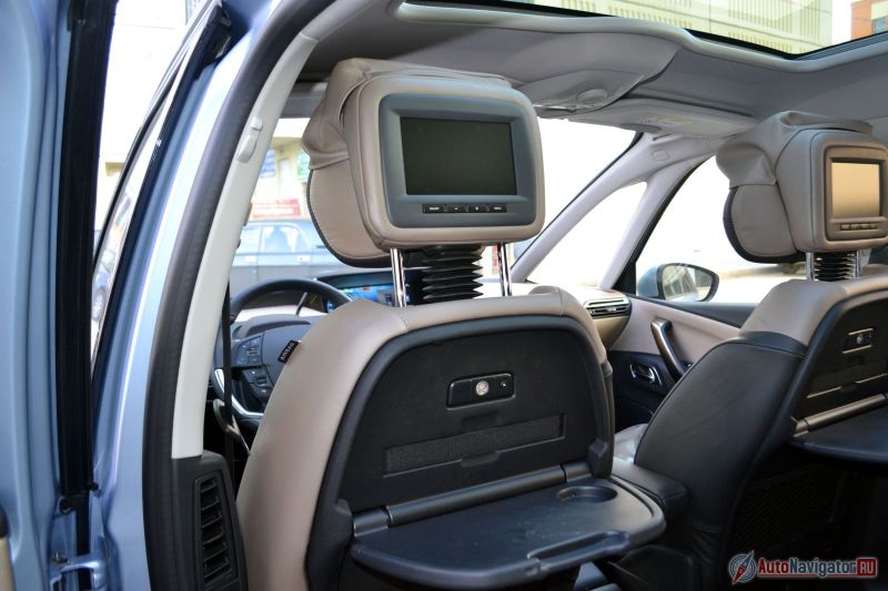 Мониторы в подголовниках передних кресел. Казалось бы, как обычно, но…