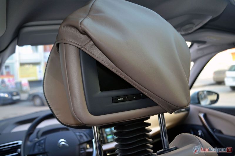 …найти экраны нелегко. Они закрываются кожаными чехлами подголовников. Практично, удобно и безопасно