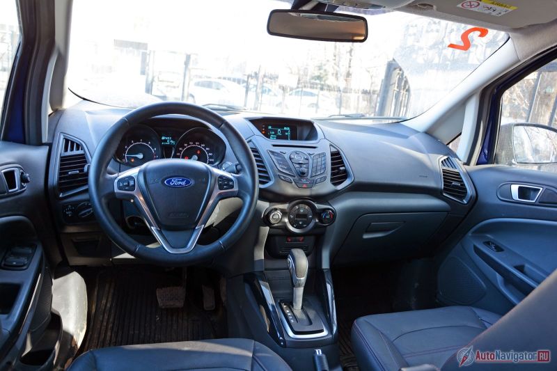 Линии передней панели у Ford EcoSport практически идентичны салону «Фиесты»