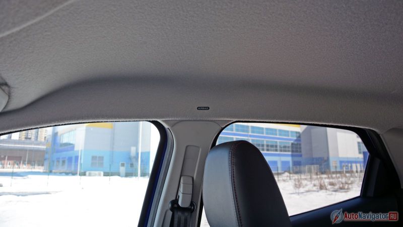 Потолочных ручек нет