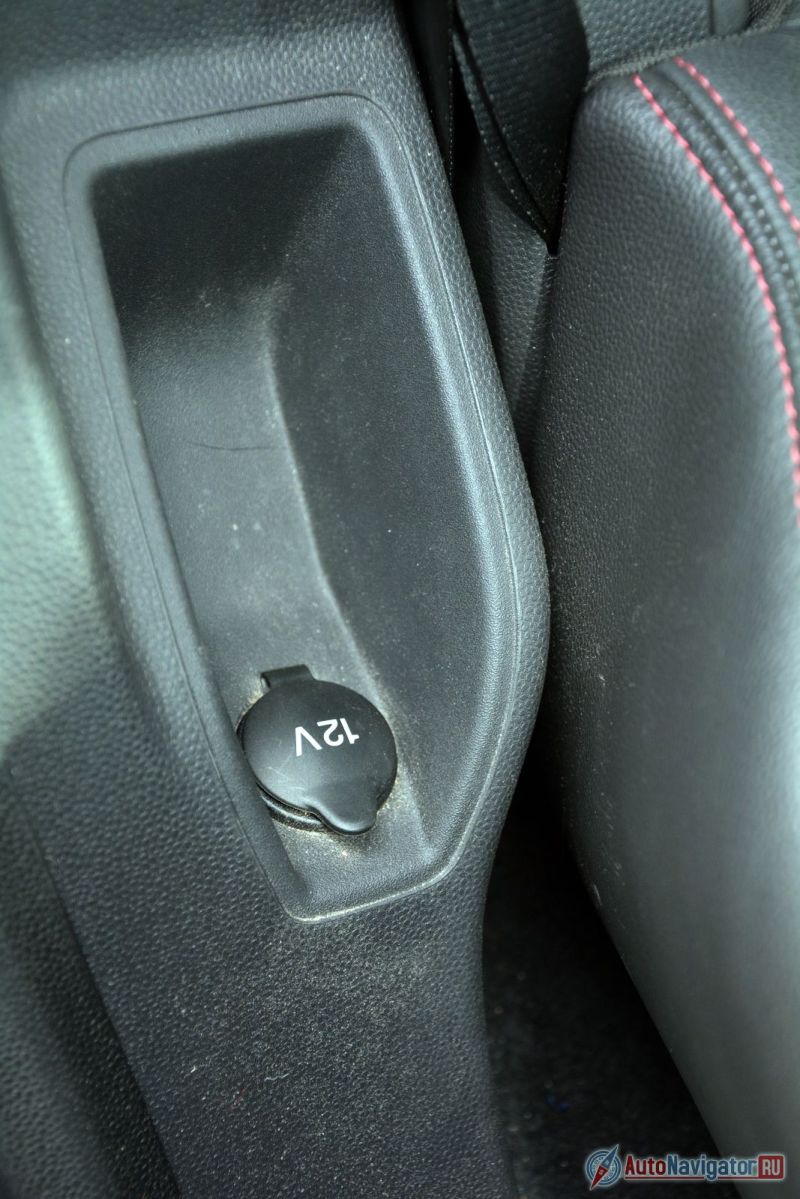 Справа от заднего дивана розетка на 12 Вольт. Жаль, что в эту нишу упрямо летит пыль